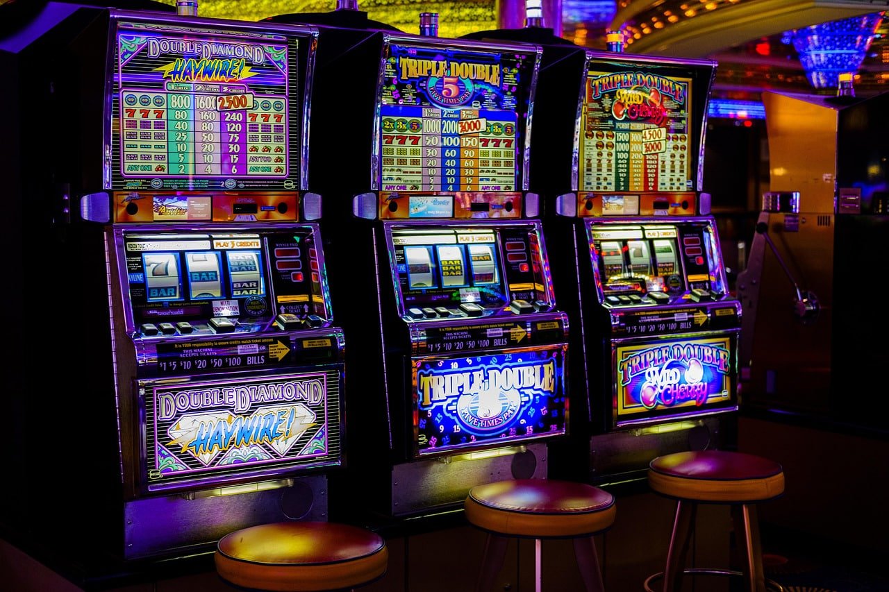 Ilustrasi pengguna di Indonesia bermain sports dan casino menggunakan perangkat mobile dengan nyaman